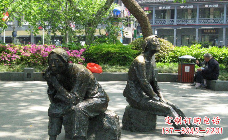 辽阳公园坐着石头的老人人物铜雕