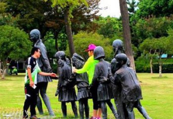 辽阳铜质老鹰抓小鸡雕塑