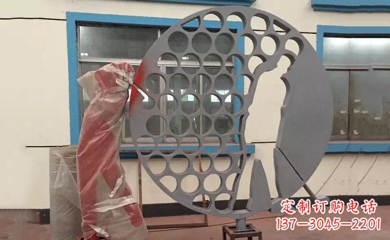 辽阳广场不锈钢打高尔夫球雕塑 (2)