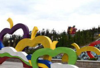 辽阳广场艺术：不锈钢抽象彩色苹果雕塑