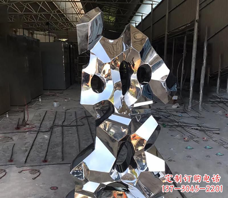 辽阳别具匠心的太湖石雕塑