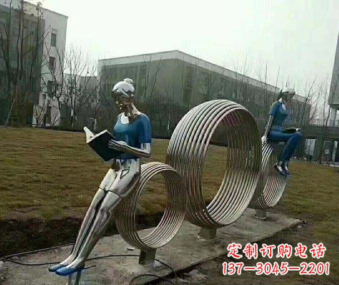 辽阳广场不锈钢圆环看书女孩雕塑