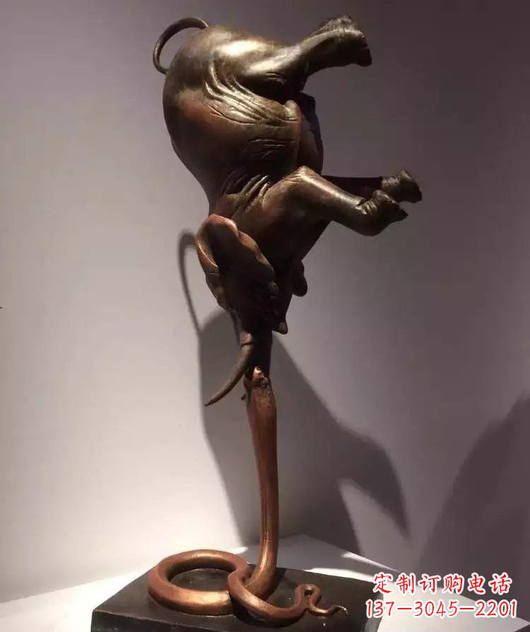 辽阳广场大象倒立景观铜雕