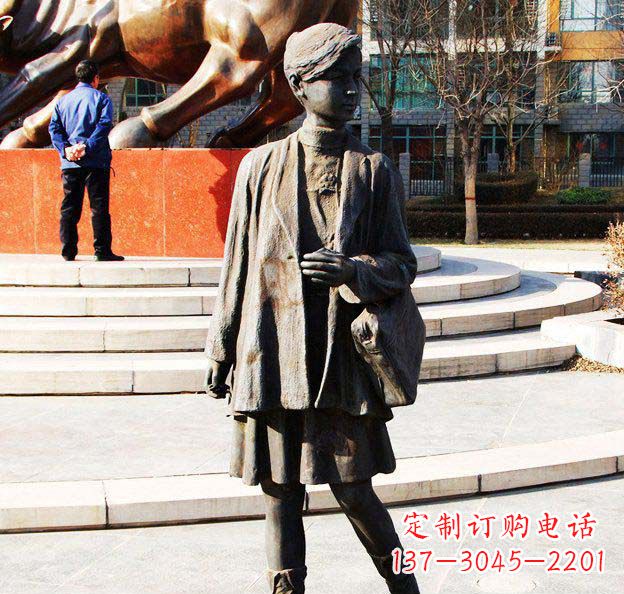 辽阳真实可爱的女孩铜雕塑