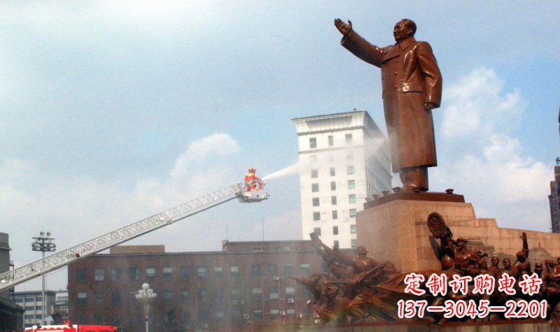 辽阳广场挥手的毛主席景观铜雕