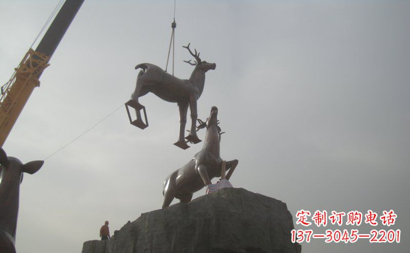 辽阳广场梅花鹿动物铜雕