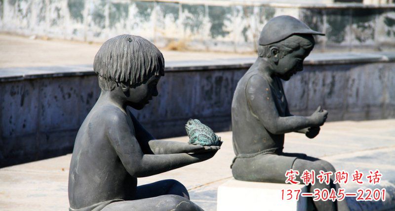 辽阳广场拿着青蛙的儿童景观铜雕
