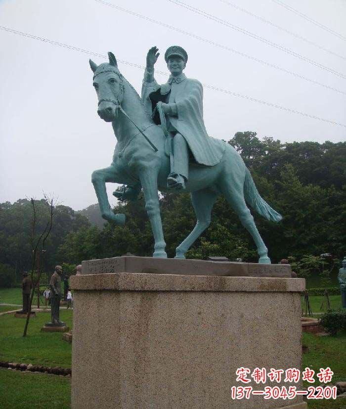 辽阳广场骑马的解放军景观铜雕