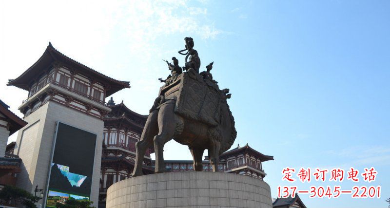 辽阳广场骑骆驼的古代美女景观铜雕