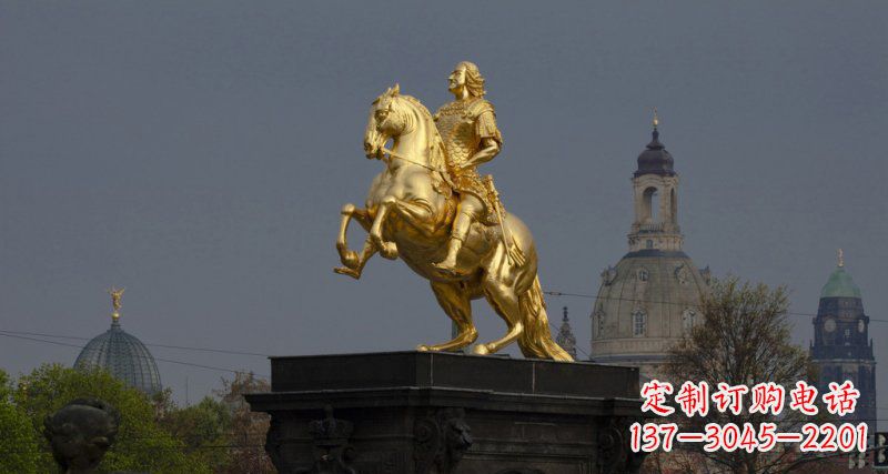 辽阳广场骑马的西方人物景观铜雕