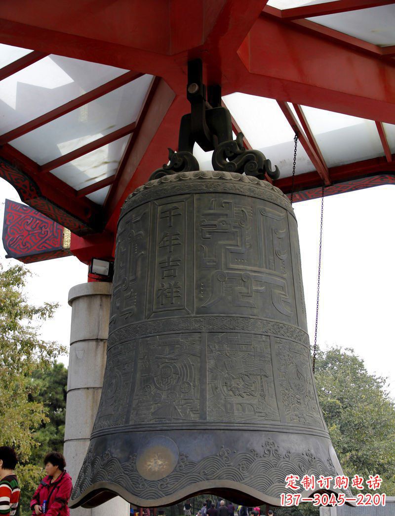 辽阳广场千年吉祥铜钟雕塑