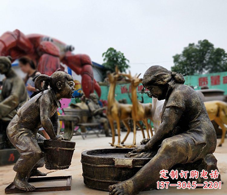 辽阳广场铜雕帮母亲洗衣服小品雕塑