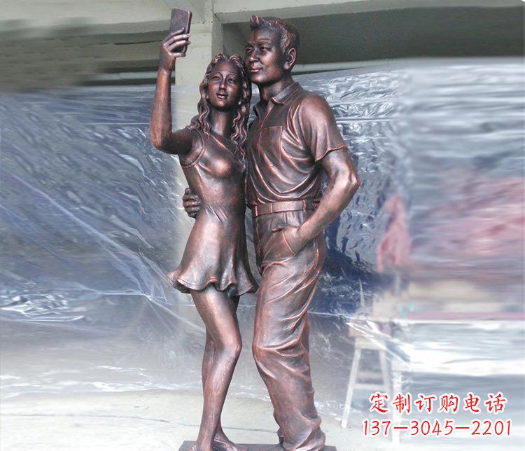 辽阳广场铜雕情侣拍照人物雕塑
