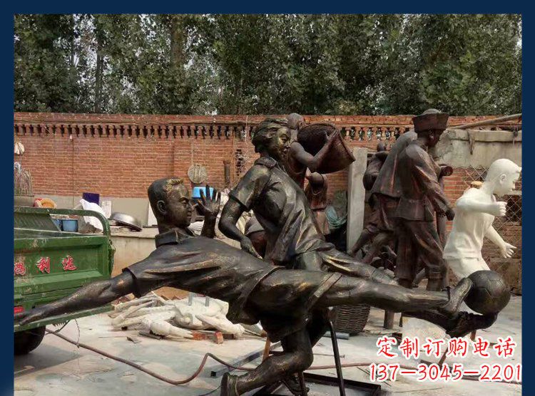 辽阳广场铜雕玩踢足球人物雕塑