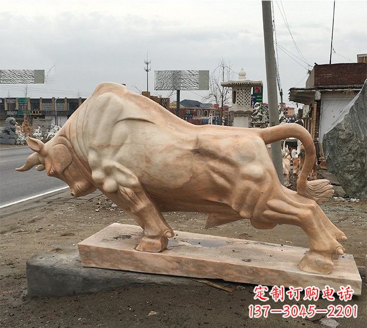 辽阳象征力量的广场晚霞红牛雕塑