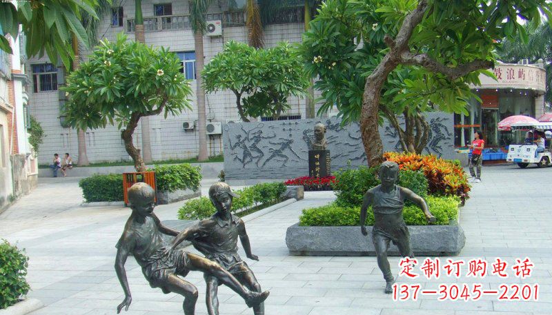 辽阳广场小孩踢足球人物铜雕