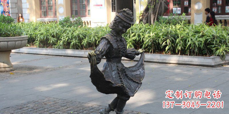辽阳广场小女孩跳舞人物铜雕