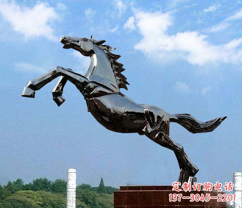 辽阳浑然天成的激情奔马雕塑