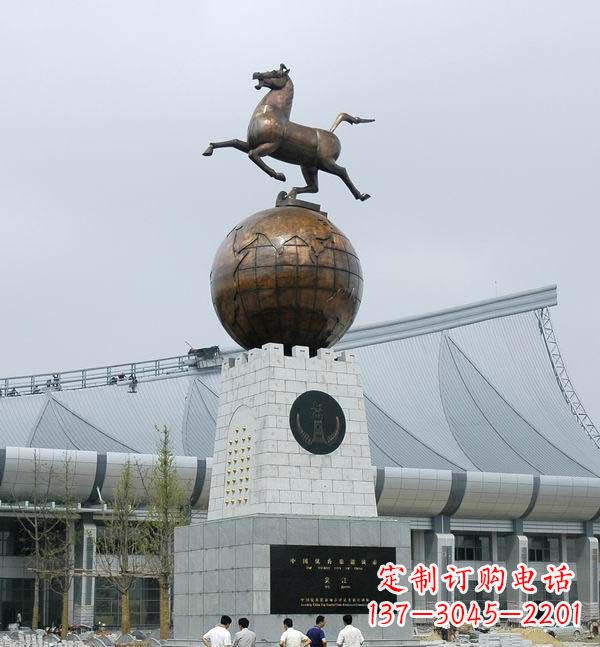 辽阳广场站在地球上的马景观铜雕