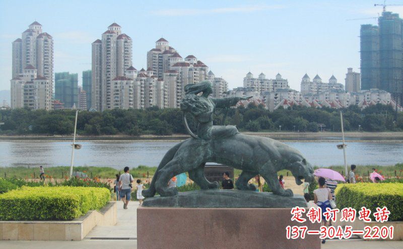 辽阳广场坐着狮子的女人景观铜雕