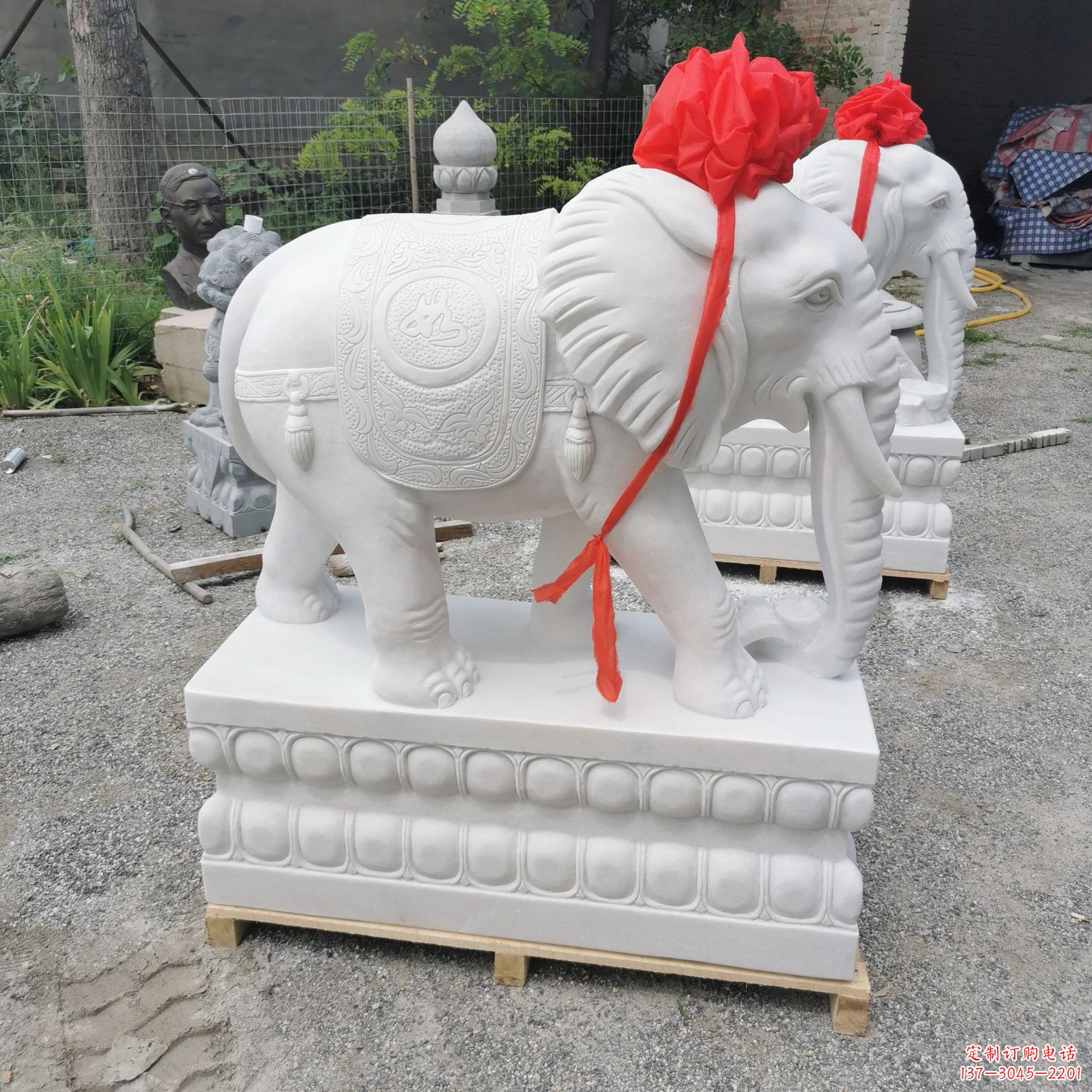 辽阳跪坐的大象石雕