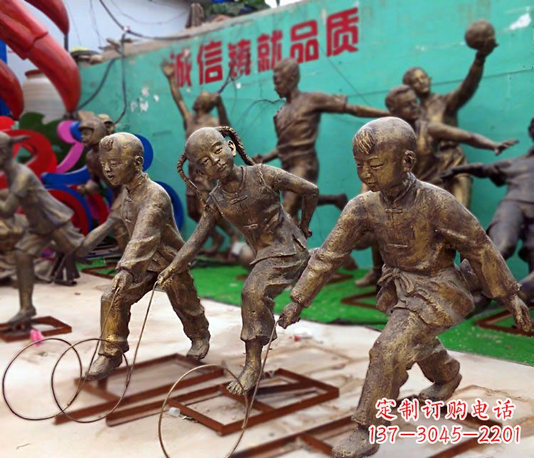 辽阳滚铁环的儿童铜雕