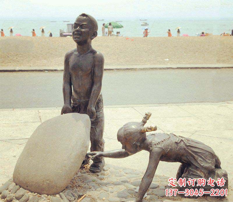 辽阳海边抬石头的小孩铜雕