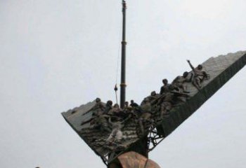 辽阳充满激情的足球队人物铜雕