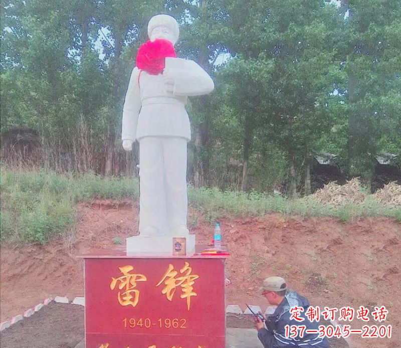 辽阳珍贵的白玉雷锋雕塑