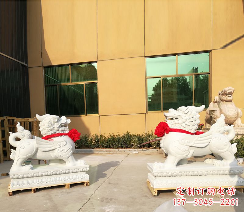 辽阳汉白玉立式貔貅门口招财石雕