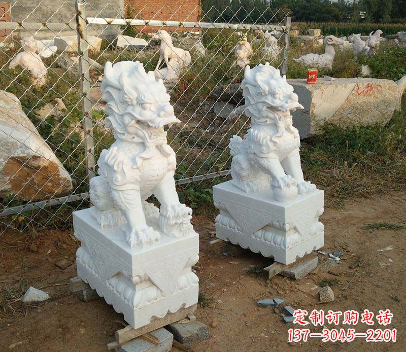 辽阳精美雕刻石麒麟,添玉门口踩球景象