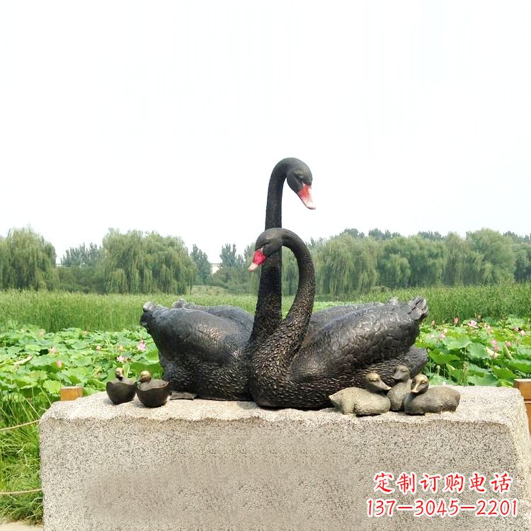 辽阳雕刻精致的天鹅铜雕摆件