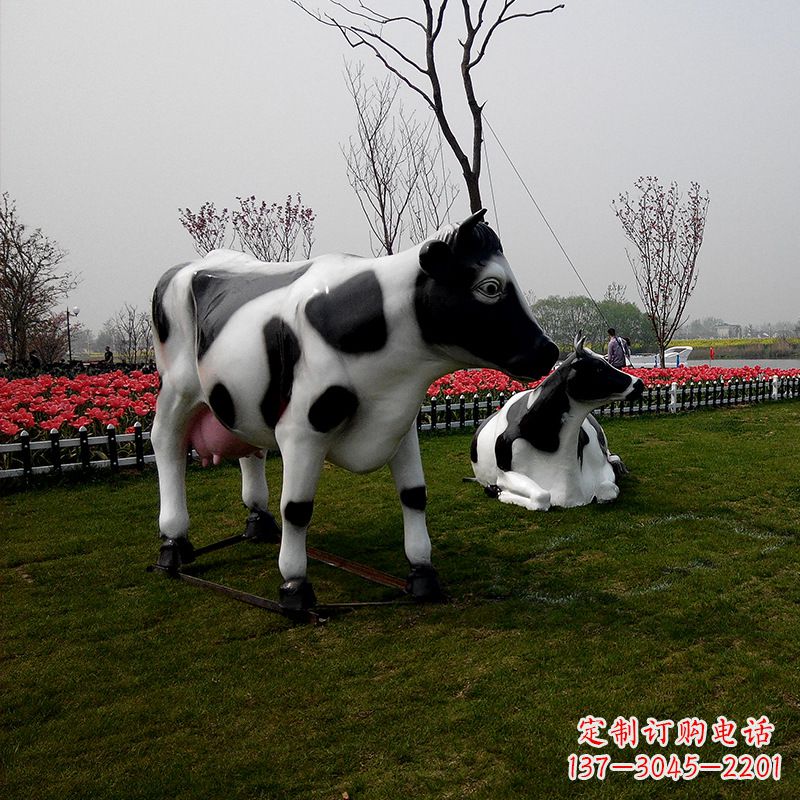 辽阳真实农场气息的户外仿真奶牛雕塑