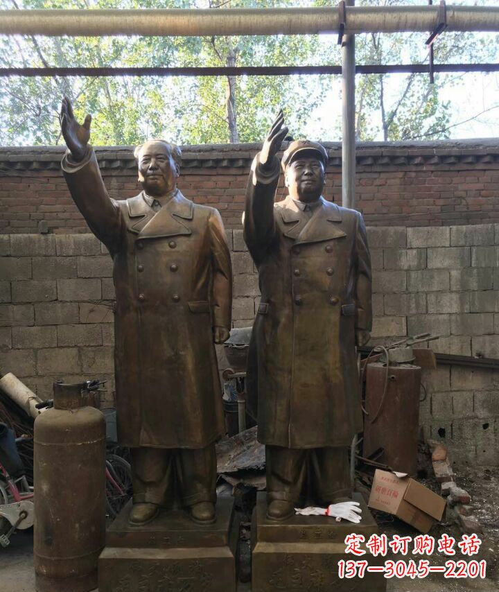 辽阳挥手的毛主席伟人铜雕