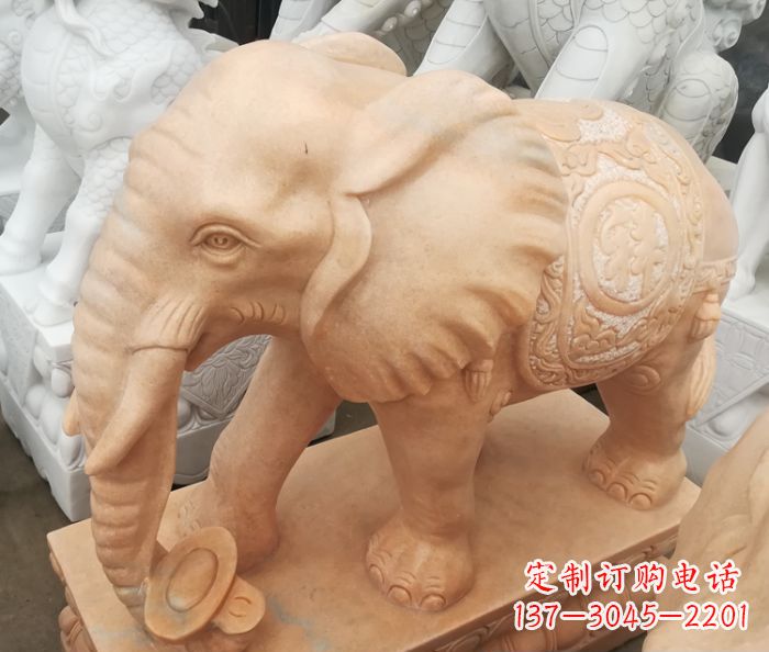 辽阳晚霞红门口石雕大象,美景祝福福气