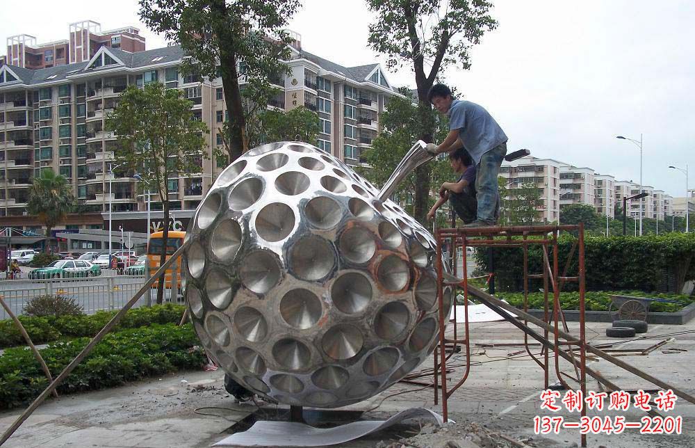 辽阳精心打造的街边苹果雕塑