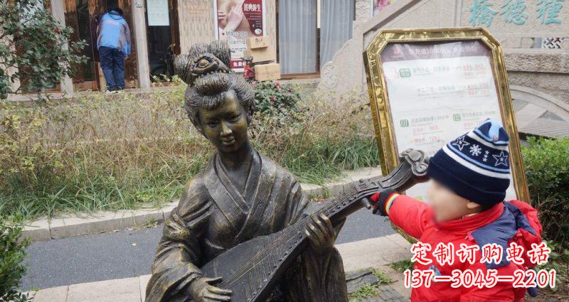 辽阳街边弹琵琶的古代美女雕塑