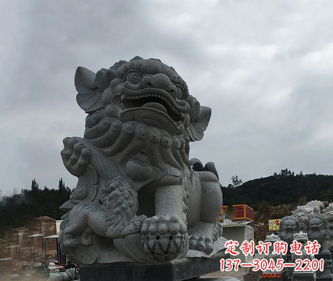 辽阳街边景观南方狮子石雕