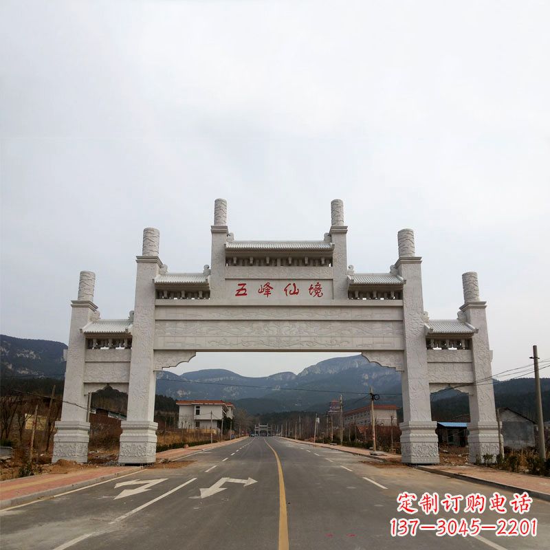 辽阳景区路口三间四柱无楼牌坊