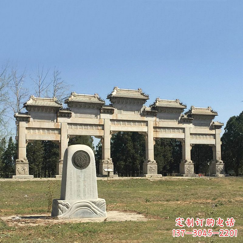 辽阳景区三间四柱石雕牌坊