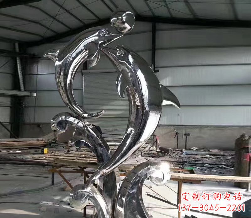辽阳镜面不锈钢海豚顶球雕塑1