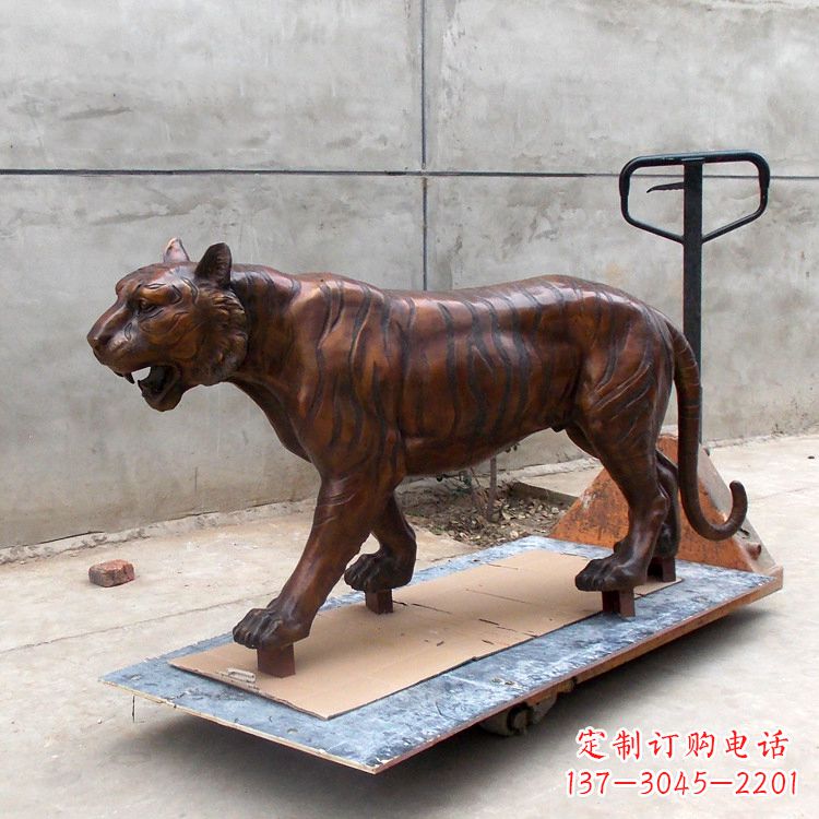 辽阳老虎铸铜雕塑