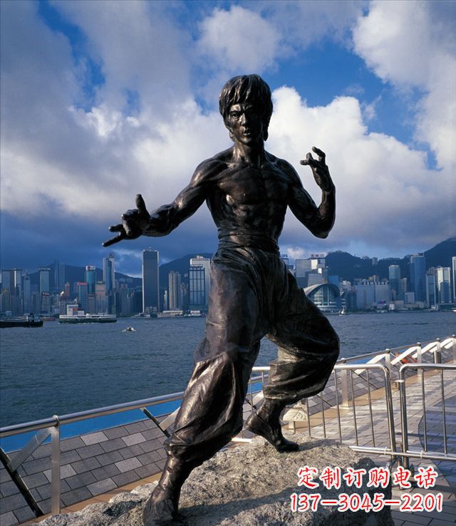辽阳标题:李小龙铜雕，让传奇永存