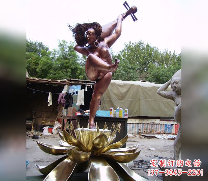 辽阳莲花座上跳舞的女人广场人物铜雕