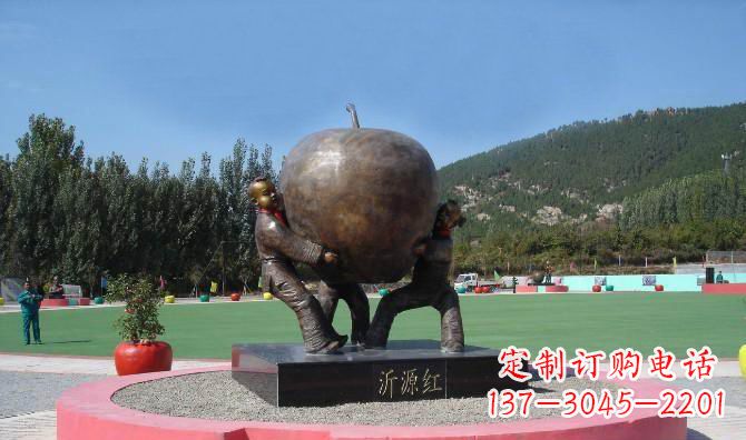 辽阳两个儿童抱着苹果公园人物铜雕