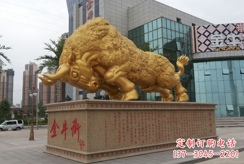 辽阳鎏金开荒牛铜雕像,城市街道景观动物雕塑