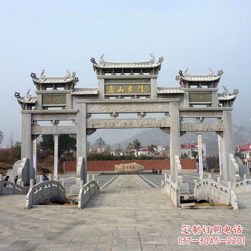 辽阳庐山景区大门石牌坊