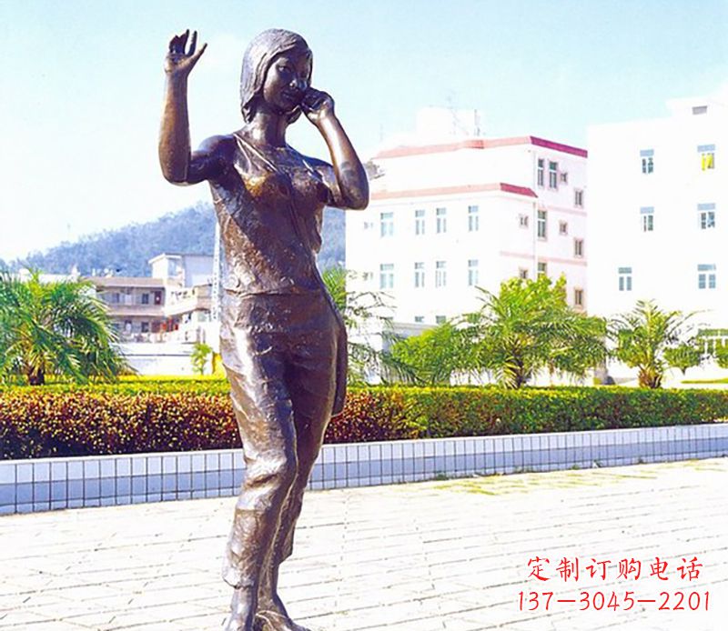 辽阳美女打电话广场景观铜雕