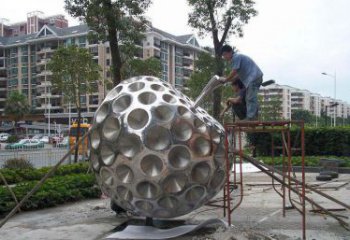 辽阳精心打造的街边苹果雕塑