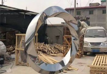 辽阳镜面不锈钢几何圆环雕塑，经典永恒之美
